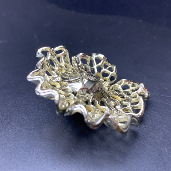 Flower Brooch Pin Cream Enamel Gold Tone Open Work Classic Vintage - Picture 6 of 8